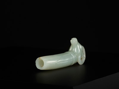 Lot 307 - A MUGHAL CELADON JADE ‘RAM’ HILT, INDIA, 17TH-18TH CENTURY