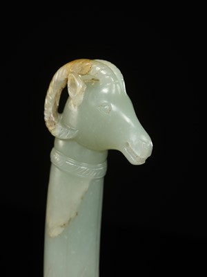 Lot 307 - A MUGHAL CELADON JADE ‘RAM’ HILT, INDIA, 17TH-18TH CENTURY