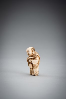 Lot 587 - TOMOKAZU: A FINE IVORY NETSUKE OF FUKUSUKE INSPECTING A NETSUKE ATTACHED TO AN INRO