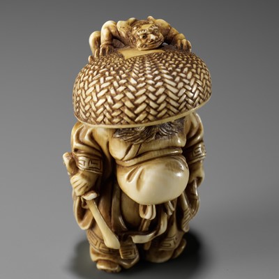 Lot 198 - MITSUTOSHI: AN AMUSING IVORY NETSUKE OF SHOKI AND ONI