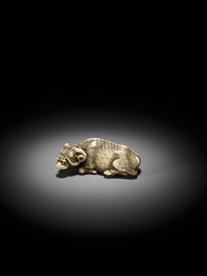 Lot 45 - A SUPERB IVORY NETSUKE OF A RECUMBENT OX, ATTRIBUTED TO OKATOMO