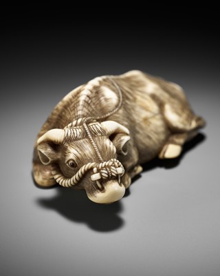 Lot 45 - A SUPERB IVORY NETSUKE OF A RECUMBENT OX, ATTRIBUTED TO OKATOMO