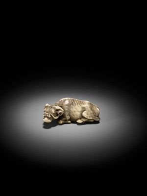 Lot 45 - A SUPERB IVORY NETSUKE OF A RECUMBENT OX, ATTRIBUTED TO OKATOMO