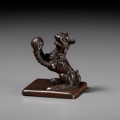 Lot 345 - A SMALL BRONZE SEAL DEPICTING A BUDDHIST LION, QING DYNASTY