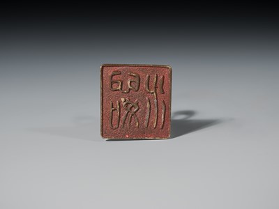 Lot 345 - A SMALL BRONZE SEAL DEPICTING A BUDDHIST LION, QING DYNASTY