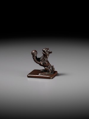 Lot 345 - A SMALL BRONZE SEAL DEPICTING A BUDDHIST LION, QING DYNASTY