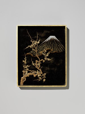 Lot 35 - A FINE LACQUERED WOOD BUNKO (DOCUMENT BOX) DEPICTING A FALCON AND MOUNT FUJI