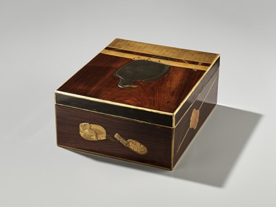 Lot 35 - A FINE LACQUERED WOOD BUNKO (DOCUMENT BOX) DEPICTING A FALCON AND MOUNT FUJI