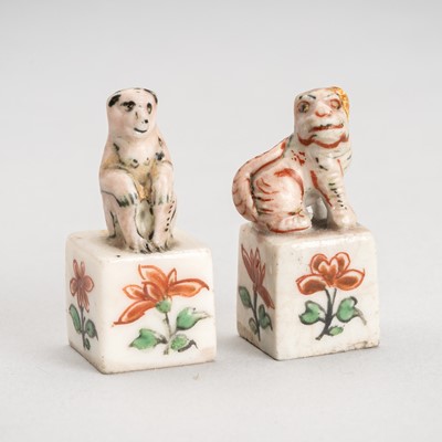 Lot 1723 - A LOT WITH TWO SMALL WUCAI POTTERY FIGURES, 18TH CENTURY