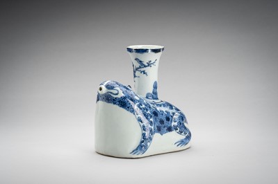 Lot 1932 - A BLUE AND WHITE PORCELAIN ‘TOAD’ POURING VESSEL (KENDI), 19TH CENTURY
