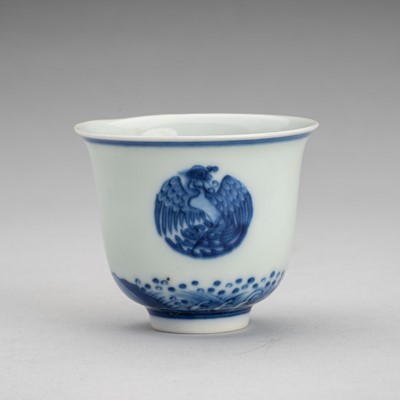 Lot 2016 - A BLUE AND WHITE PORCELAIN `PHOENIXES’ CUP