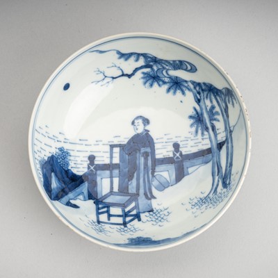 Lot 2018 - A BLUE AND WHITE PORCELAIN BOWL WITH A COURT SCENE