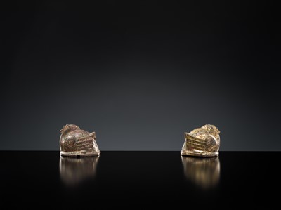 Lot 325 - A PAIR OF GILT BRONZE BIRD-FORM MAT WEIGHTS, HAN DYNASTY