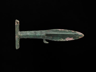 Lot 359 - A RARE BRONZE DAGGER, ANCIENT QIANG PEOPLE, CIRCA 5TH CENTURY BC