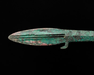 Lot 359 - A RARE BRONZE DAGGER, ANCIENT QIANG PEOPLE, CIRCA 5TH CENTURY BC