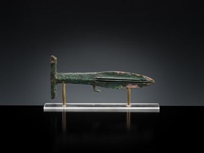 Lot 359 - A RARE BRONZE DAGGER, ANCIENT QIANG PEOPLE, CIRCA 5TH CENTURY BC