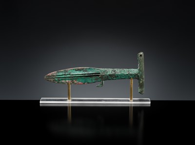 Lot 359 - A RARE BRONZE DAGGER, ANCIENT QIANG PEOPLE, CIRCA 5TH CENTURY BC