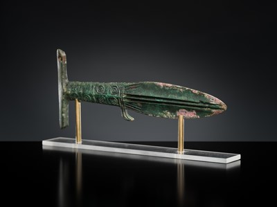 Lot 359 - A RARE BRONZE DAGGER, ANCIENT QIANG PEOPLE, CIRCA 5TH CENTURY BC