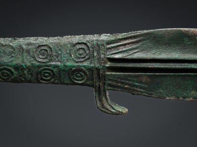 Lot 359 - A RARE BRONZE DAGGER, ANCIENT QIANG PEOPLE, CIRCA 5TH CENTURY BC