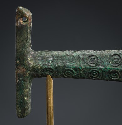 Lot 359 - A RARE BRONZE DAGGER, ANCIENT QIANG PEOPLE, CIRCA 5TH CENTURY BC
