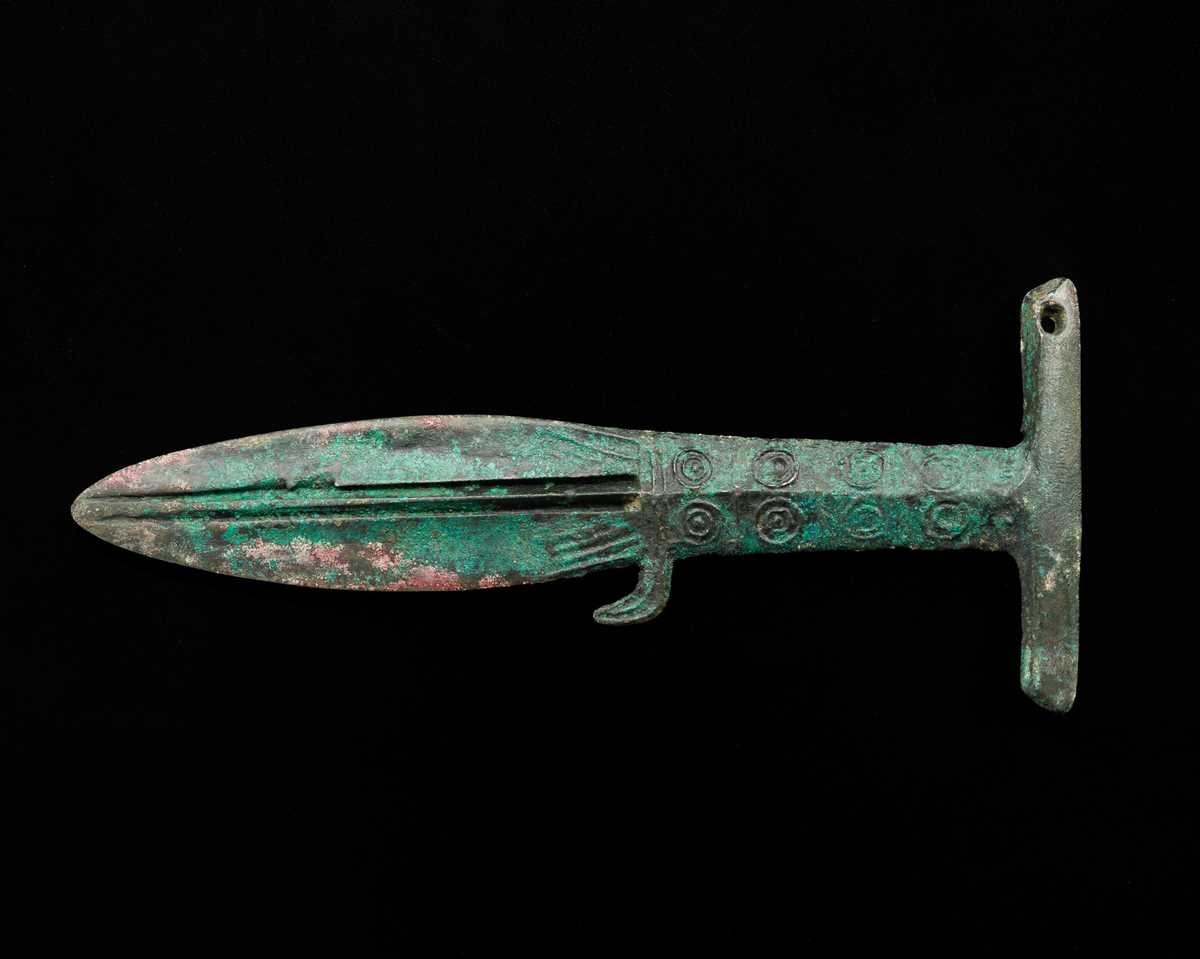 Lot 359 - A RARE BRONZE DAGGER, ANCIENT QIANG PEOPLE, CIRCA 5TH CENTURY BC