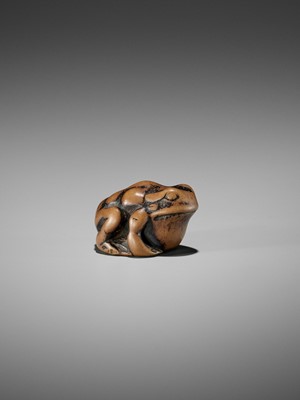 Lot 33 - AN EARLY WOOD NETSUKE OF A TOAD