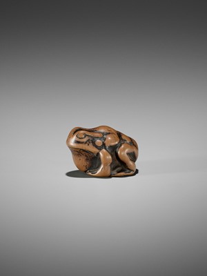 Lot 33 - AN EARLY WOOD NETSUKE OF A TOAD