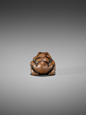 Lot 33 - AN EARLY WOOD NETSUKE OF A TOAD