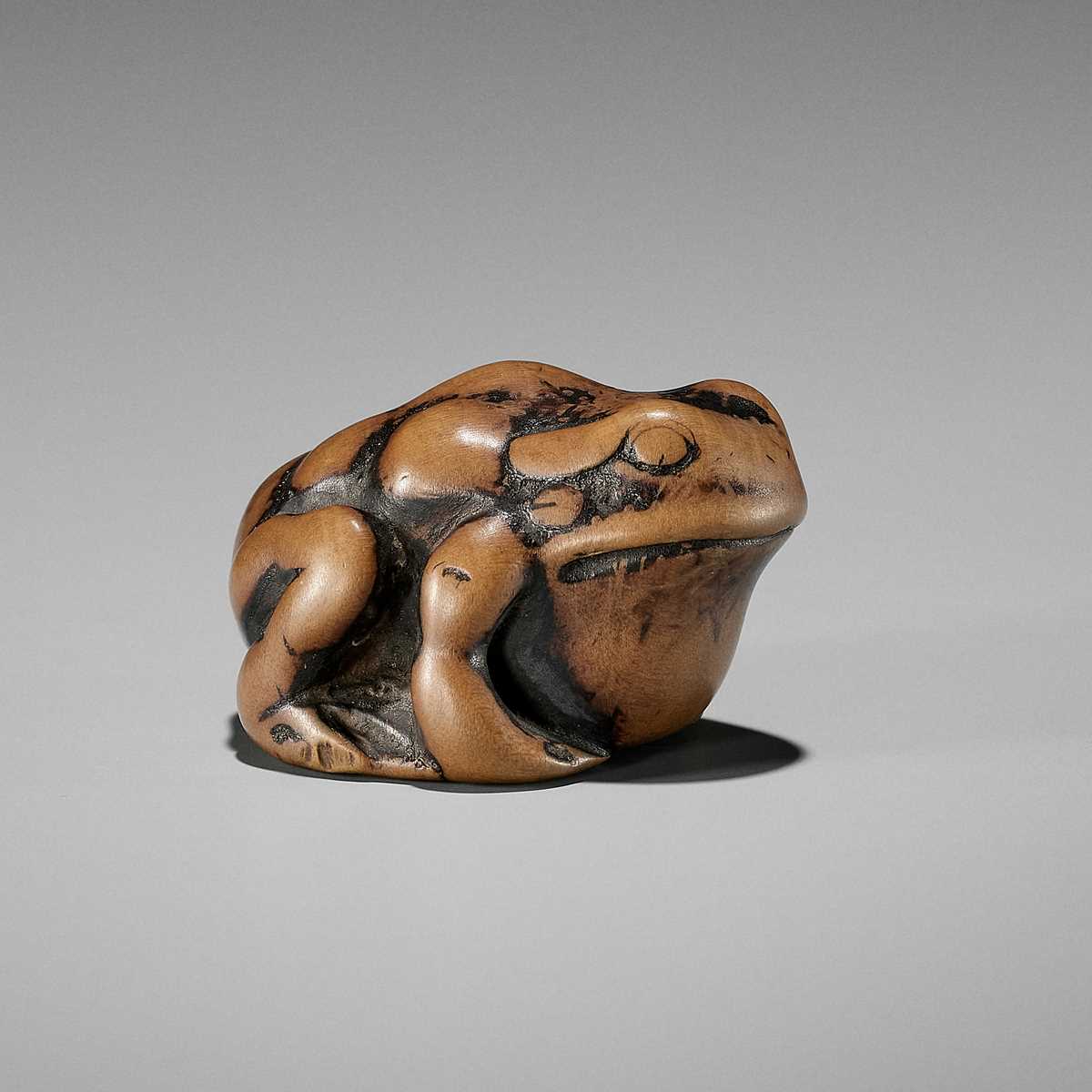 Lot 33 - AN EARLY WOOD NETSUKE OF A TOAD