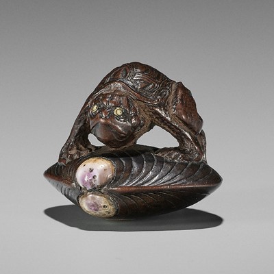 Lot 207 - AN AMUSING INLAID WOOD NETSUKE OF A KAPPA ON HAMAGURI CLAM