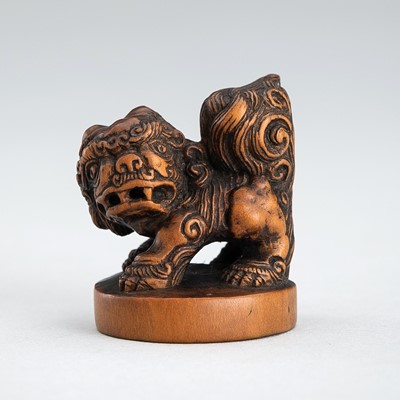 Lot 515 - A WOOD SEAL-TYPE (INGYO) NETSUKE OF A SHISHI