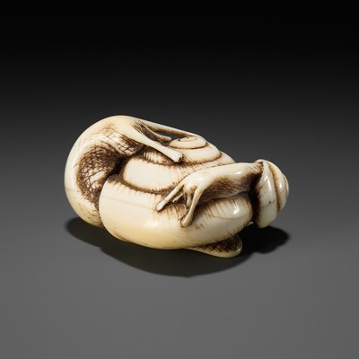 Lot 37 - A FINE IVORY NETSUKE DEPICTING A PAIR OF SNAILS