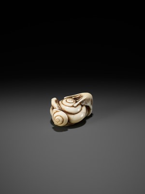 Lot 37 - A FINE IVORY NETSUKE DEPICTING A PAIR OF SNAILS