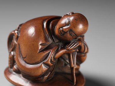 Lot 17 - A REMARKABLE AND EARLY WOOD NETSUKE OF A SLEEPING ACTOR