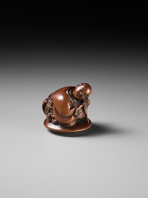 Lot 17 - A REMARKABLE AND EARLY WOOD NETSUKE OF A SLEEPING ACTOR