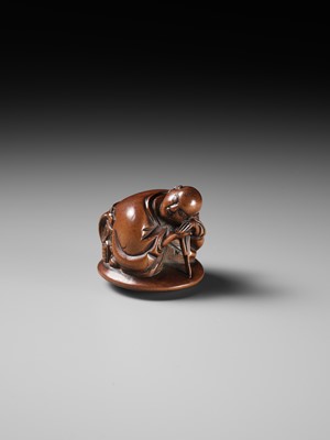 Lot 17 - A REMARKABLE AND EARLY WOOD NETSUKE OF A SLEEPING ACTOR