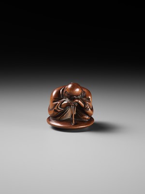 Lot 17 - A REMARKABLE AND EARLY WOOD NETSUKE OF A SLEEPING ACTOR