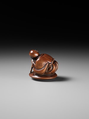 Lot 17 - A REMARKABLE AND EARLY WOOD NETSUKE OF A SLEEPING ACTOR