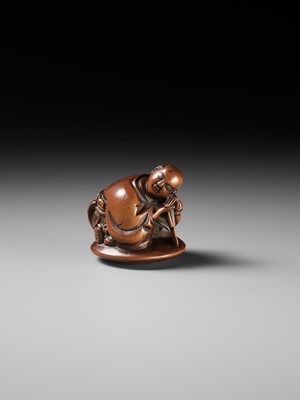 Lot 17 - A REMARKABLE AND EARLY WOOD NETSUKE OF A SLEEPING ACTOR