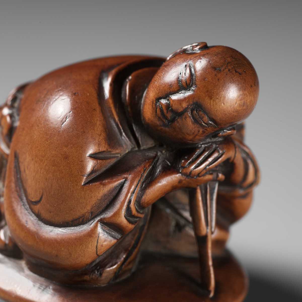 Lot 17 - A REMARKABLE AND EARLY WOOD NETSUKE OF A SLEEPING ACTOR