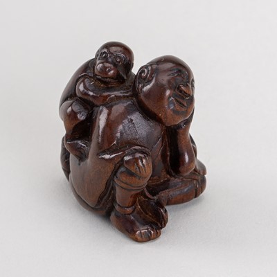 Lot 574 - A FINE WOOD NETSUKE OF A SARUMAWASHI (MONKEY TRAINER), EDO