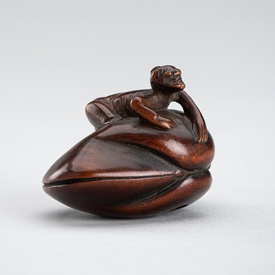 Lot 577 - GYOKUMIN: A WOOD NETSUKE OF A BLINDMAN ON HAMAGURI CLAM