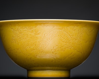 Lot 539 - A YELLOW-GLAZED INCISED 'DRAGON' BOWL, QIANLONG MARK AND OF THE PERIOD