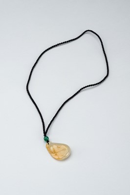 Lot 1702 - A WHITE AND YELLOW FEI CUI JADEITE ‘BAT AND GOURD’ PENDANT