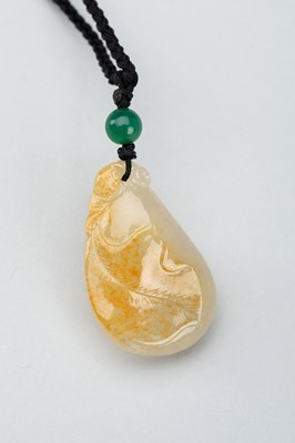 Lot 1702 - A WHITE AND YELLOW FEI CUI JADEITE ‘BAT AND GOURD’ PENDANT