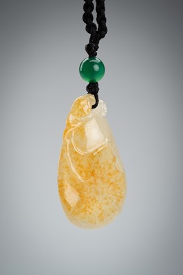Lot 1702 - A WHITE AND YELLOW FEI CUI JADEITE ‘BAT AND GOURD’ PENDANT
