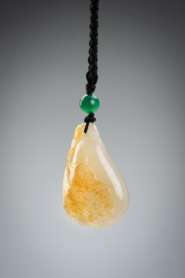 Lot 1702 - A WHITE AND YELLOW FEI CUI JADEITE ‘BAT AND GOURD’ PENDANT