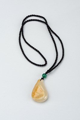 Lot 1702 - A WHITE AND YELLOW FEI CUI JADEITE ‘BAT AND GOURD’ PENDANT
