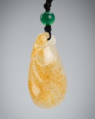 Lot 1702 - A WHITE AND YELLOW FEI CUI JADEITE ‘BAT AND GOURD’ PENDANT