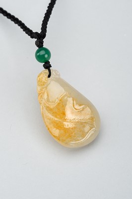Lot 1702 - A WHITE AND YELLOW FEI CUI JADEITE ‘BAT AND GOURD’ PENDANT